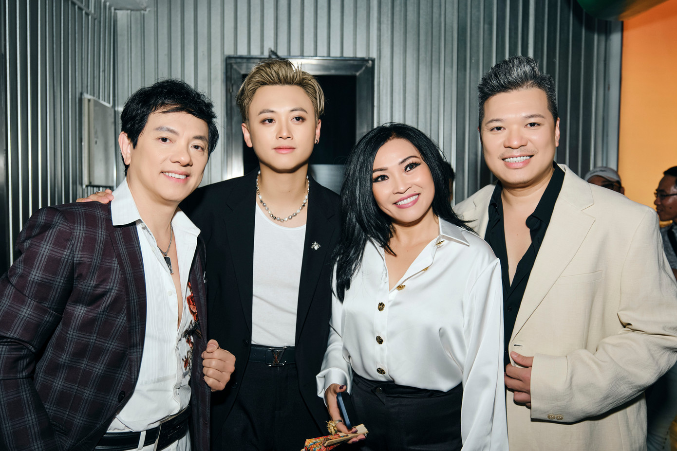 Phương Thanh chụp ảnh cùng đạo diễn Cường Ngô và ca sĩ Johny Dương, vũ sư Quốc Dương.