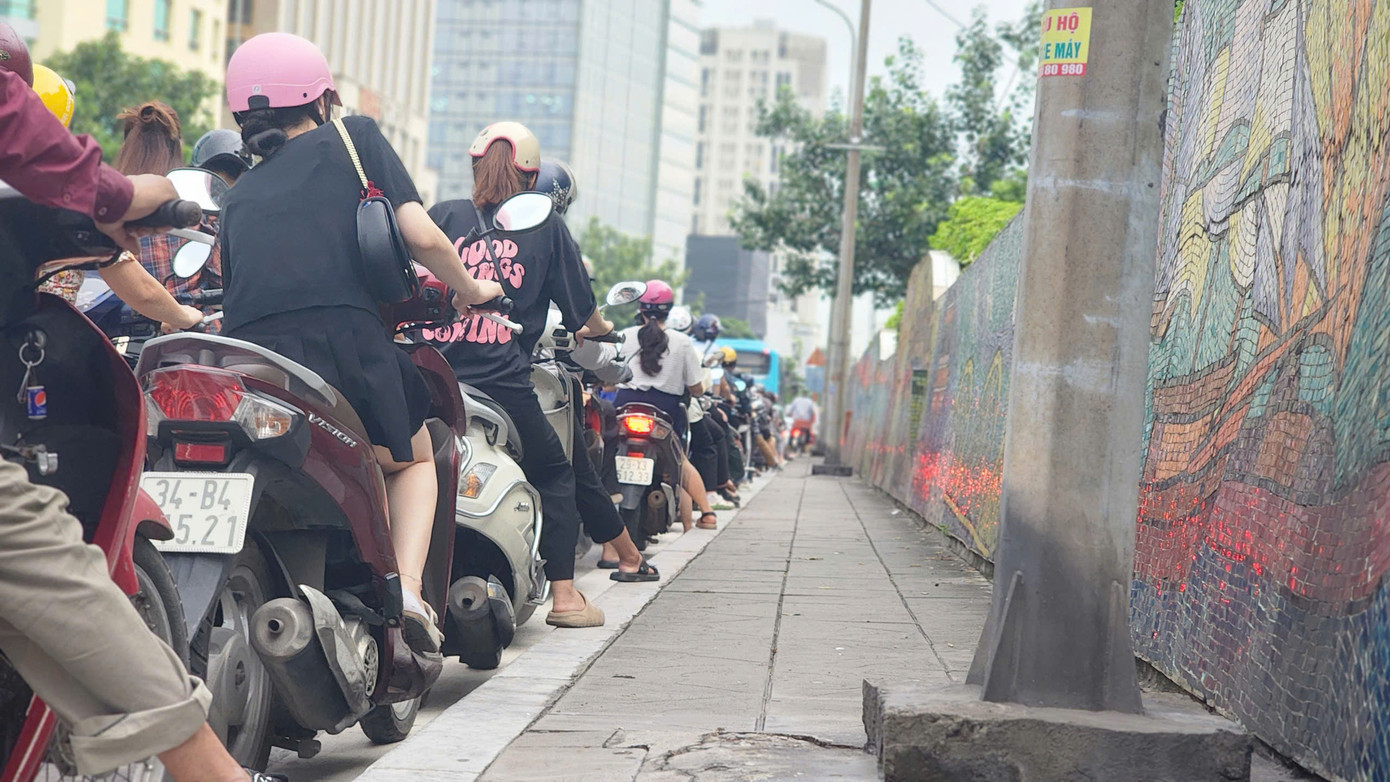 Hình ảnh người dân chôn chân tại chỗ.