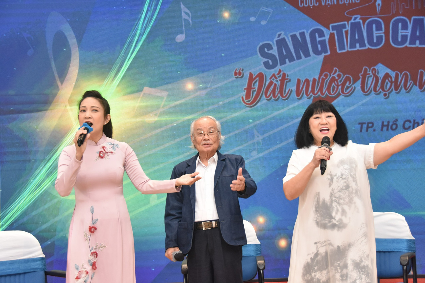 NSND Thanh Thúy, ca sĩ Cẩm Vân, nhạc sĩ Phạm Minh Tuấn trên sân khấu chương trình.