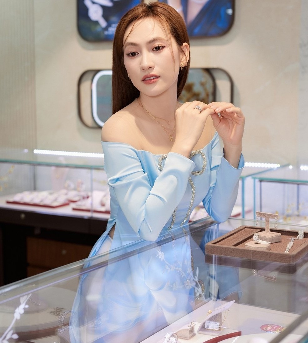 Phương Anh Đào xin vía ngày Thần Tài. Phương Anh Đào xin vía ngày Thần Tài.