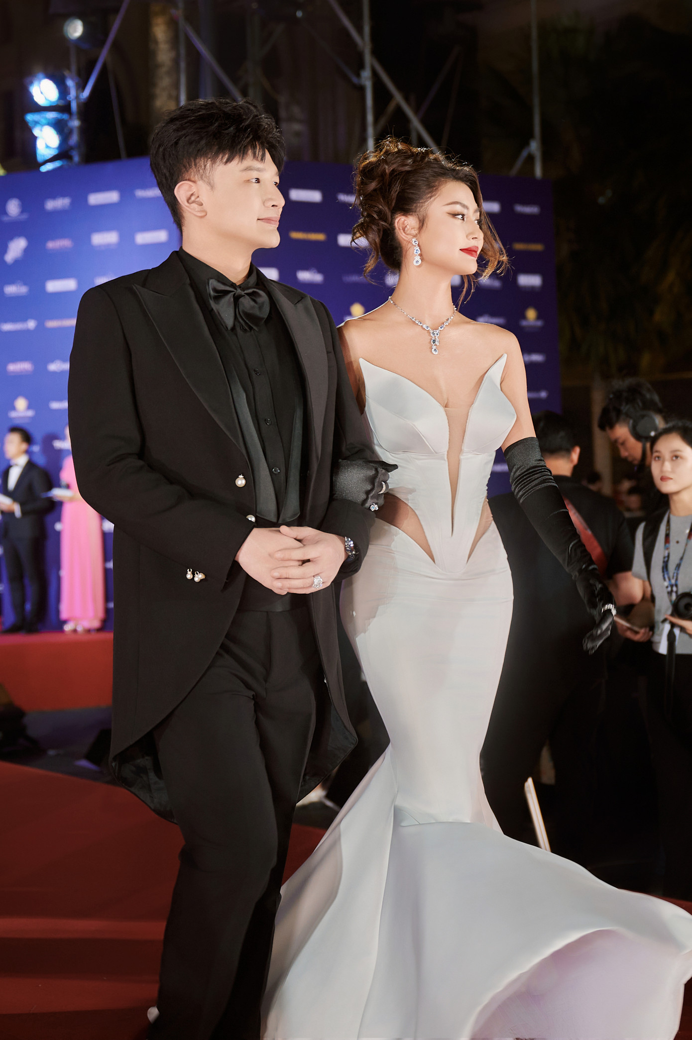 Dược sĩ Tiến sánh đôi cùng người đẹp trên thảm đỏ liên hoan phim. Dược sĩ Tiến sánh đôi cùng người đẹp trên thảm đỏ liên hoan phim.
