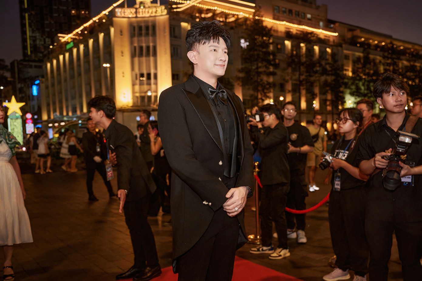 Dược sĩ Tiến diện vest sang trọng trên thảm đỏ Liên hoan phim Quốc tế TPHCM. Gần đây, anh xuất hiện dày đặc ở các show truyền hình thực tế và là nhà sản xuất phim. Dược sĩ Tiến diện vest sang trọng trên thảm đỏ Liên hoan phim Quốc tế TPHCM. Gần đây, anh xuất hiện dày đặc ở các show truyền hình thực tế và là nhà sản xuất phim.