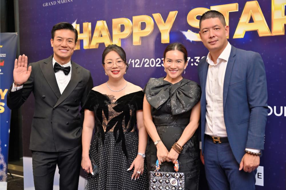 CEO Ngọc Anh và nghệ sĩ. CEO Ngọc Anh và nghệ sĩ.