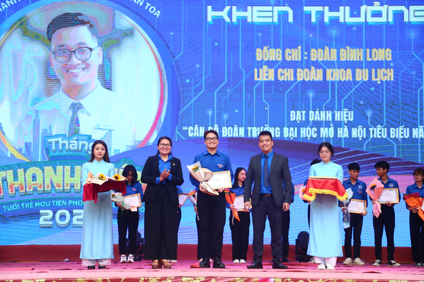 Đình Long nhận danh hiệu "Cán bộ Đoàn Trường tiêu biểu". Đình Long nhận danh hiệu "Cán bộ Đoàn Trường tiêu biểu".