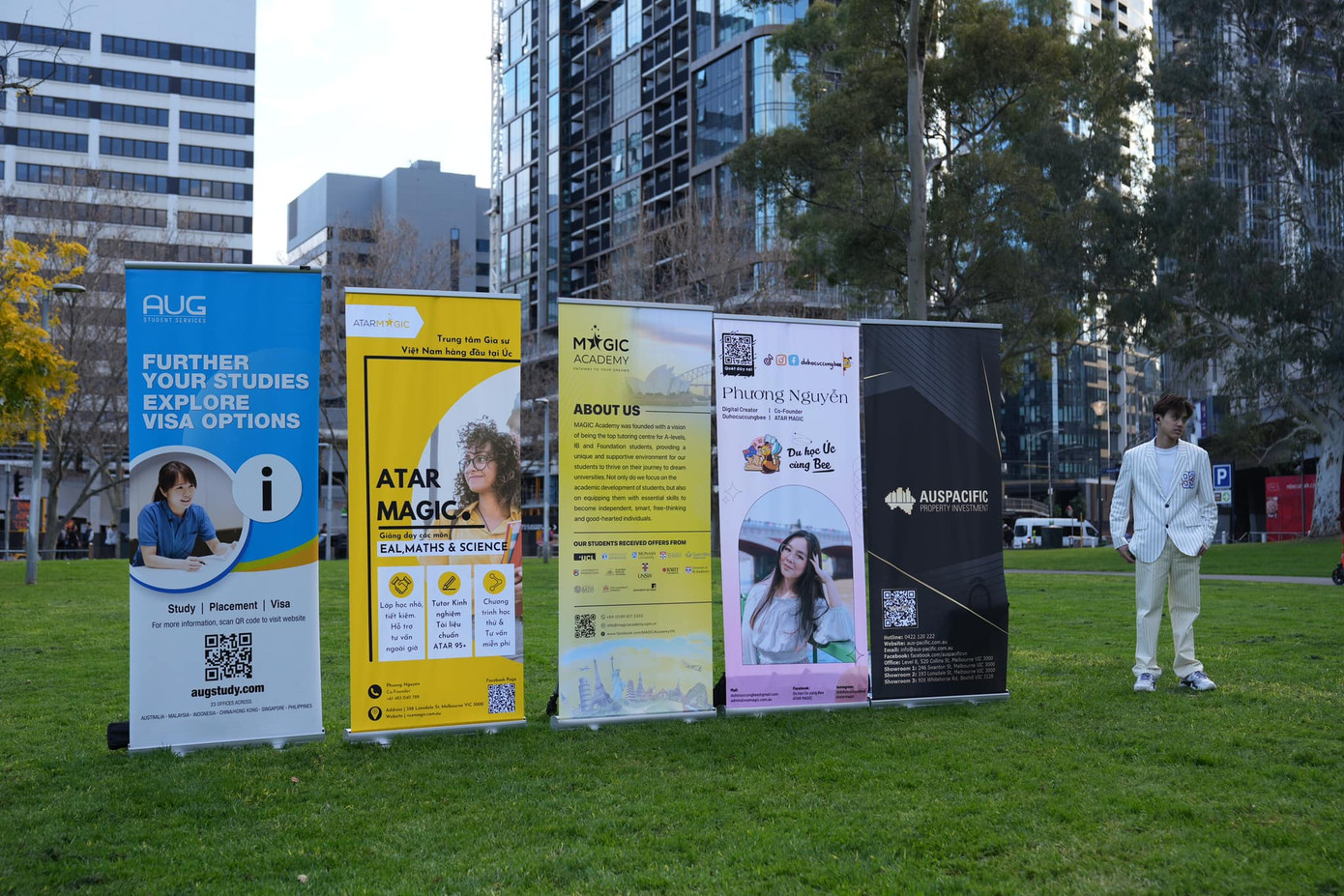 Bee tham gia sự kiện. Bee tham gia sự kiện.