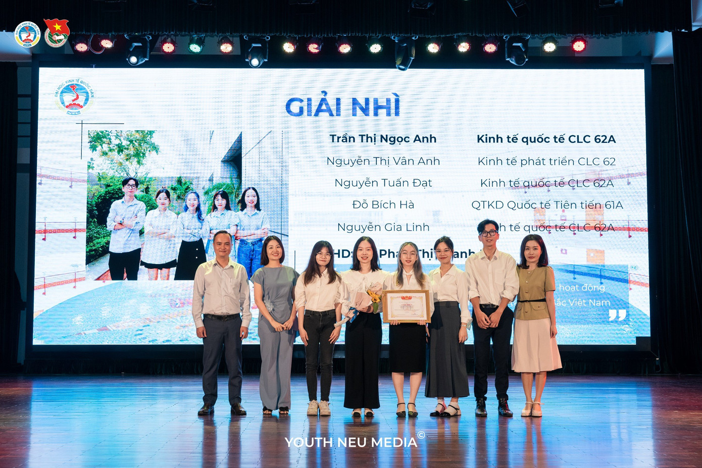 Ngọc Anh (cầm bằng khen giải Nhì) cùng nhóm Nghiên cứu khoa học.