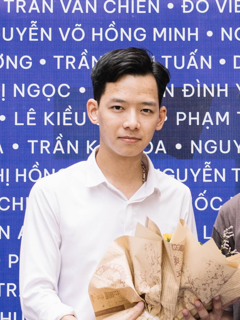 Sơn trong ngày bảo vệ khóa luận tốt nghiệp.