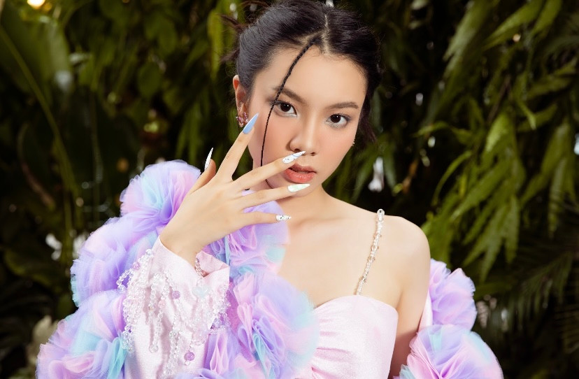 Nữ ca sĩ muốn làm bạn với khán giả, cùng mọi người lớn lên và trưởng thành qua thời gian. Nữ ca sĩ muốn làm bạn với khán giả, cùng mọi người lớn lên và trưởng thành qua thời gian.