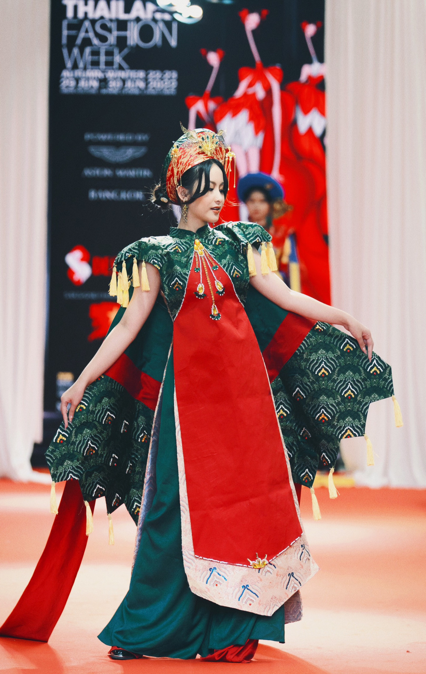 Thiết kế của Duyên được lấy cảm hứng từ Cải Lương tham dự Thailand Fashion Week 2022.