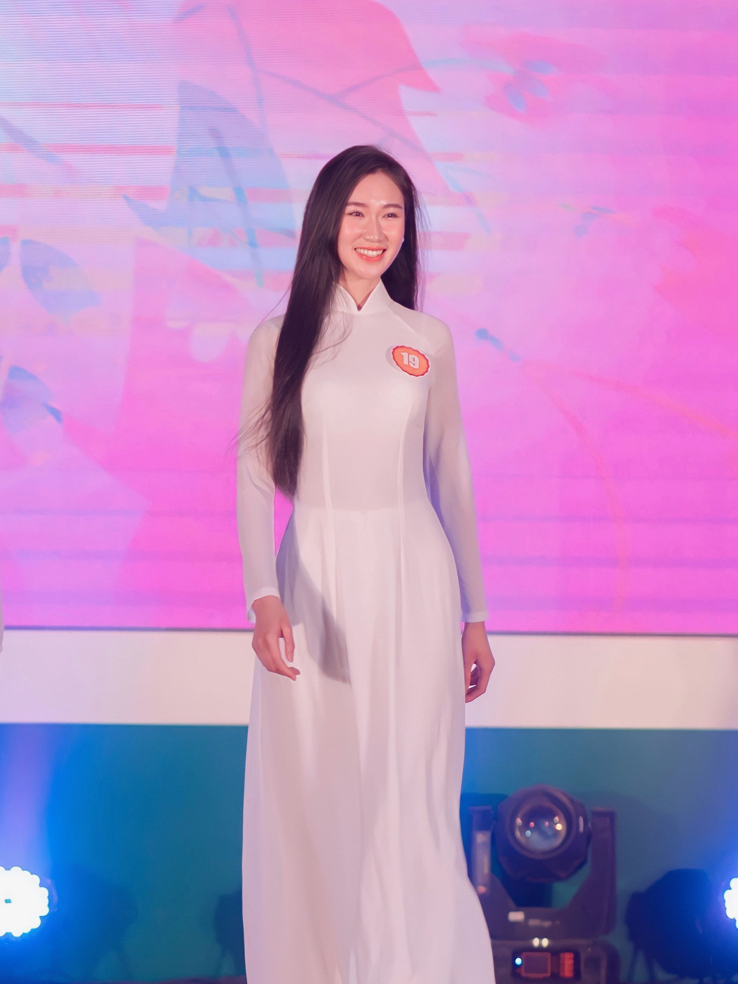 Trình diễn áo dài tại Chung kết “Gương mặt nữ sinh Đại học Thái Nguyên”, tháng 1/2023. Trình diễn áo dài tại Chung kết “Gương mặt nữ sinh Đại học Thái Nguyên”, tháng 1/2023.