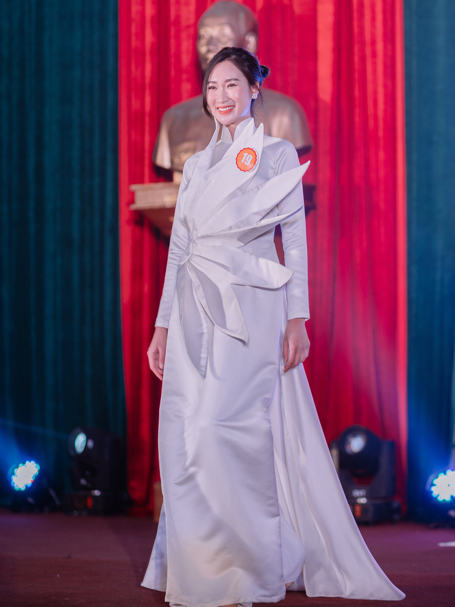 Trình diễn áo dài tại Chung kết “Gương mặt nữ sinh Đại học Thái Nguyên”, tháng 1/2023. Trình diễn áo dài tại Chung kết “Gương mặt nữ sinh Đại học Thái Nguyên”, tháng 1/2023.