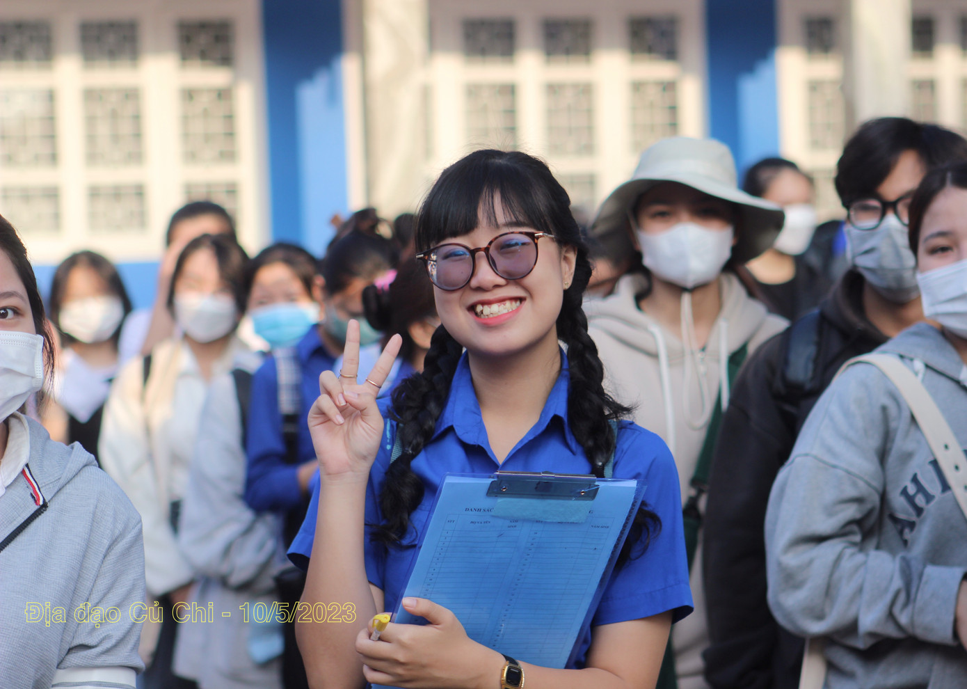 Kim Nhung tham gia chuyến đi về nguồn tại Địa đạo Củ Chi do phòng công tác sinh viên tổ chức.