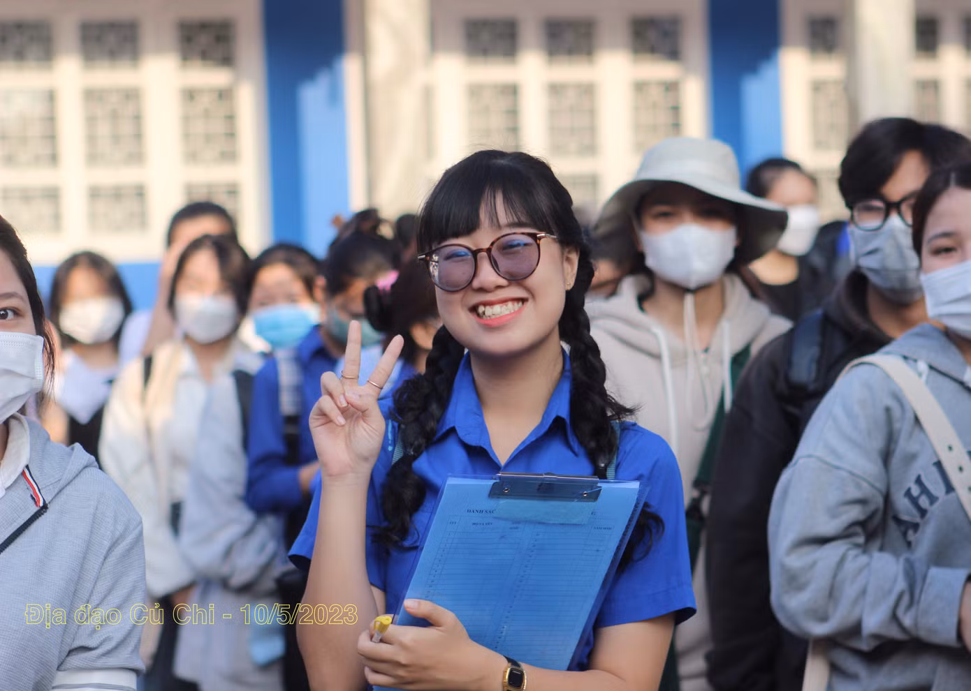 Kim Nhung tham gia chuyến đi về nguồn tại Địa đạo Củ Chi do phòng công tác sinh viên tổ chức.