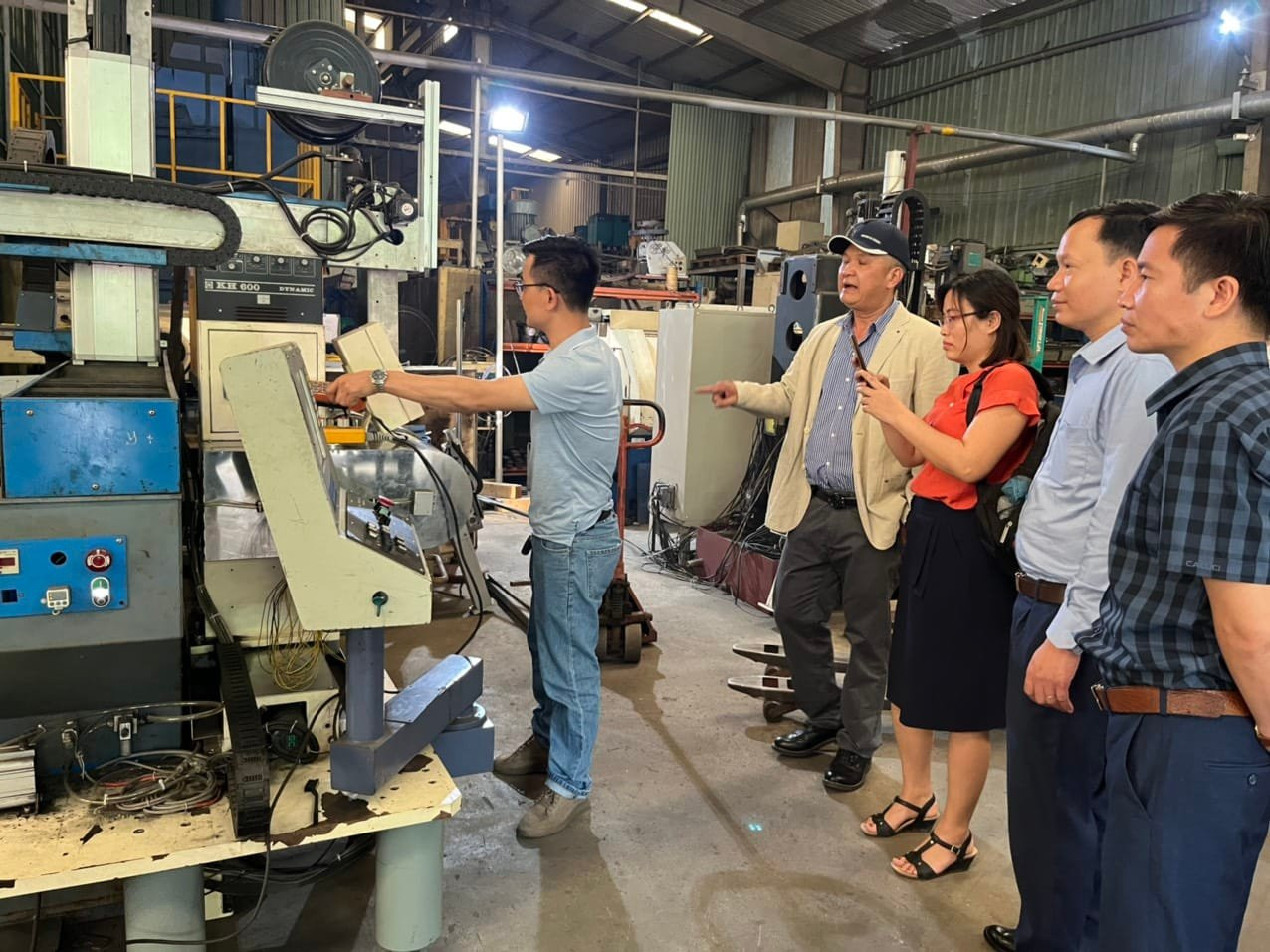 Thầy Thương cùng các đồng nghiệp tham quan nhà máy cơ khí. Thầy Thương cùng các đồng nghiệp tham quan nhà máy cơ khí.