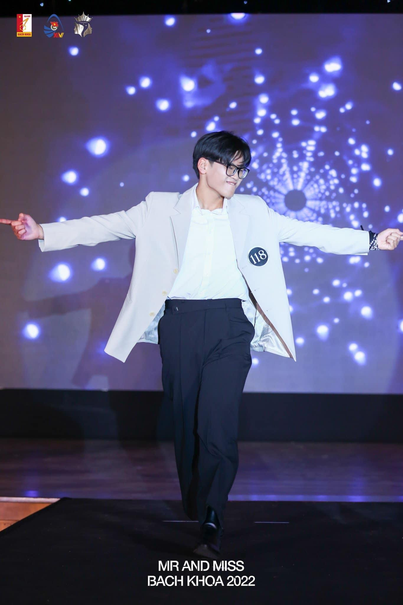 Phần trình diễn catwalk trong trang phục tự chọn. Phần trình diễn catwalk trong trang phục tự chọn.