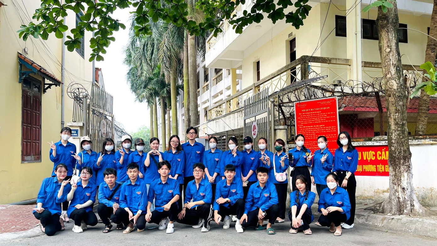 Tích cực tham gia các hoạt động, phong trào cùng các câu lạc bộ trong nhà trường. Tích cực tham gia các hoạt động, phong trào cùng các câu lạc bộ trong nhà trường.