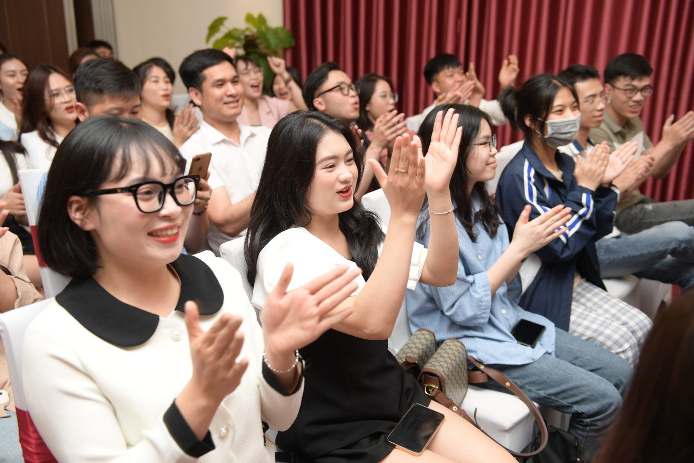 Nhiều bạn trẻ hào hứng với các kiến thức mới về xây dựng thương hiệu khi được đối đáp trực tiếp với các diễn giả. Nhiều bạn trẻ hào hứng với các kiến thức mới về xây dựng thương hiệu khi được đối đáp trực tiếp với các diễn giả.