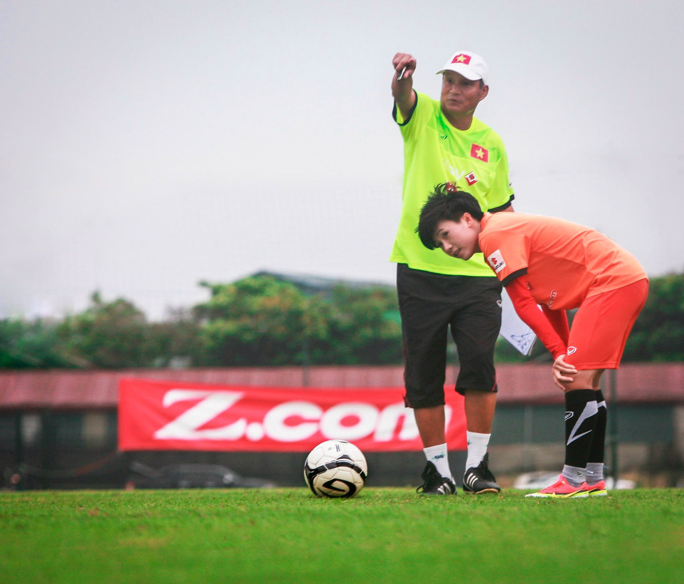 Nguyễn Thị Tuyết Dung – Tiền vệ của đội tuyển bóng đá nữ Việt Nam. Nguyễn Thị Tuyết Dung hiện đang chơi cho CLB bóng đá nữ Phong Phú Hà Nam (tỉnh Hà Nam) và là thành viên của đội tuyển bóng đá nữ Việt Nam. Tuyết Dung được trao danh hiệu Quả bóng vàng Việt Nam năm 2014, Quả bóng bạc Việt Nam 2015.