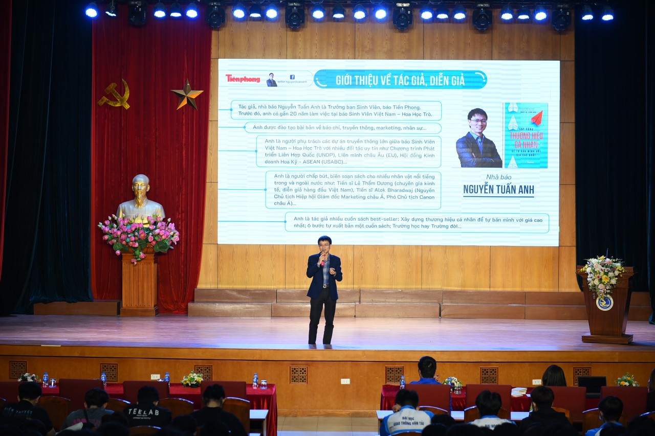 Tác giả, nhà báo Nguyễn Tuấn Anh chia sẻ về chủ đề Xây dựng thương hiệu cá nhân tại trường Đại học Giao thông Vận tải. Tác giả, nhà báo Nguyễn Tuấn Anh chia sẻ về chủ đề Xây dựng thương hiệu cá nhân tại trường Đại học Giao thông Vận tải.