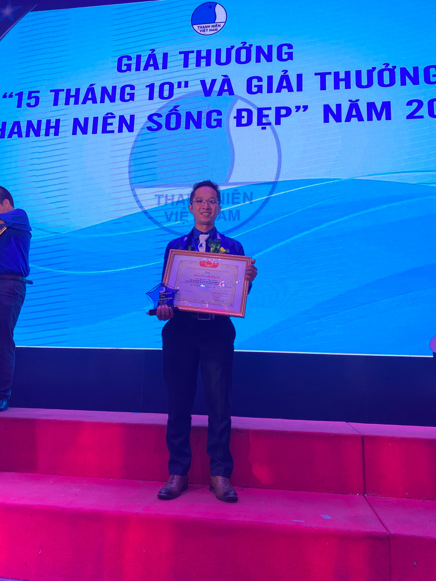 Anh Nguyễn Văn Trung nhận giải thưởng 15/10 năm 2020.
