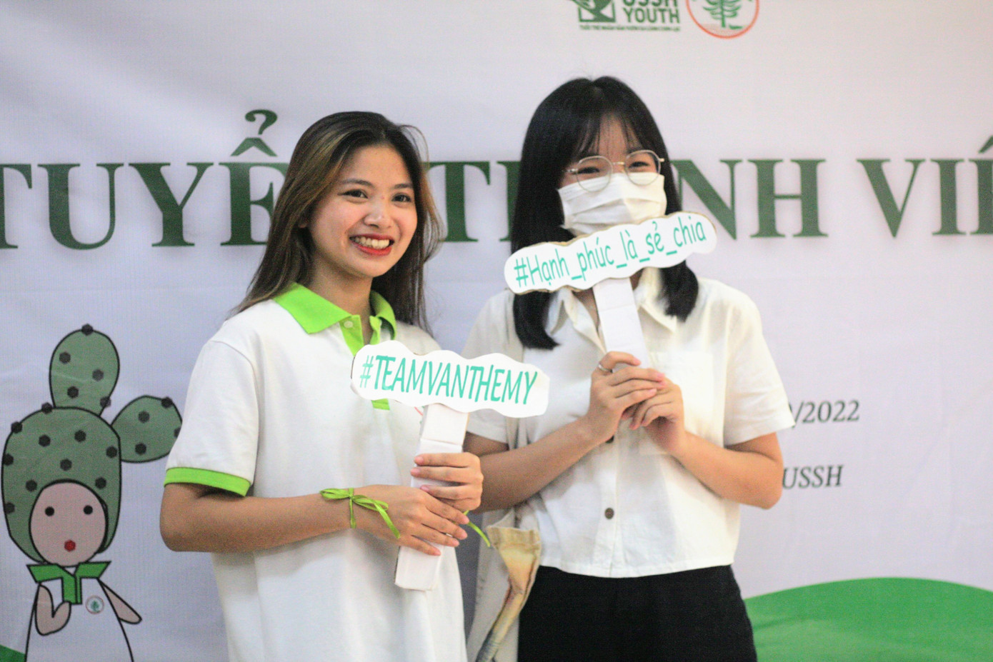 Huệ (bên trái) cùng lan toả tinh thần Hạnh phúc là sẻ chia với tình nguyện viên của CLB Hoa đá.