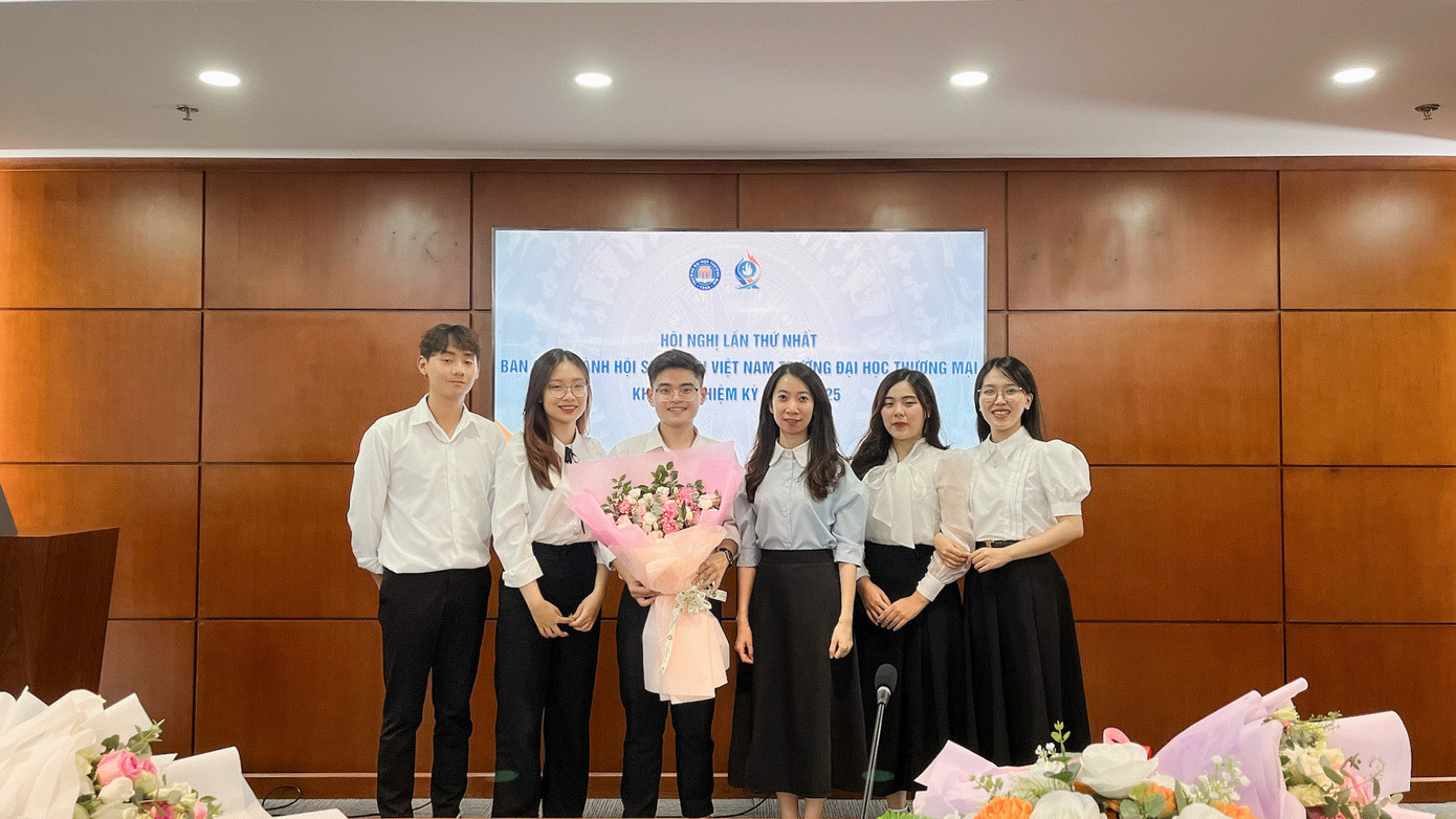 Tại hội nghị lần thứ nhất bầu chức danh chủ chốt. Tại hội nghị lần thứ nhất bầu chức danh chủ chốt.