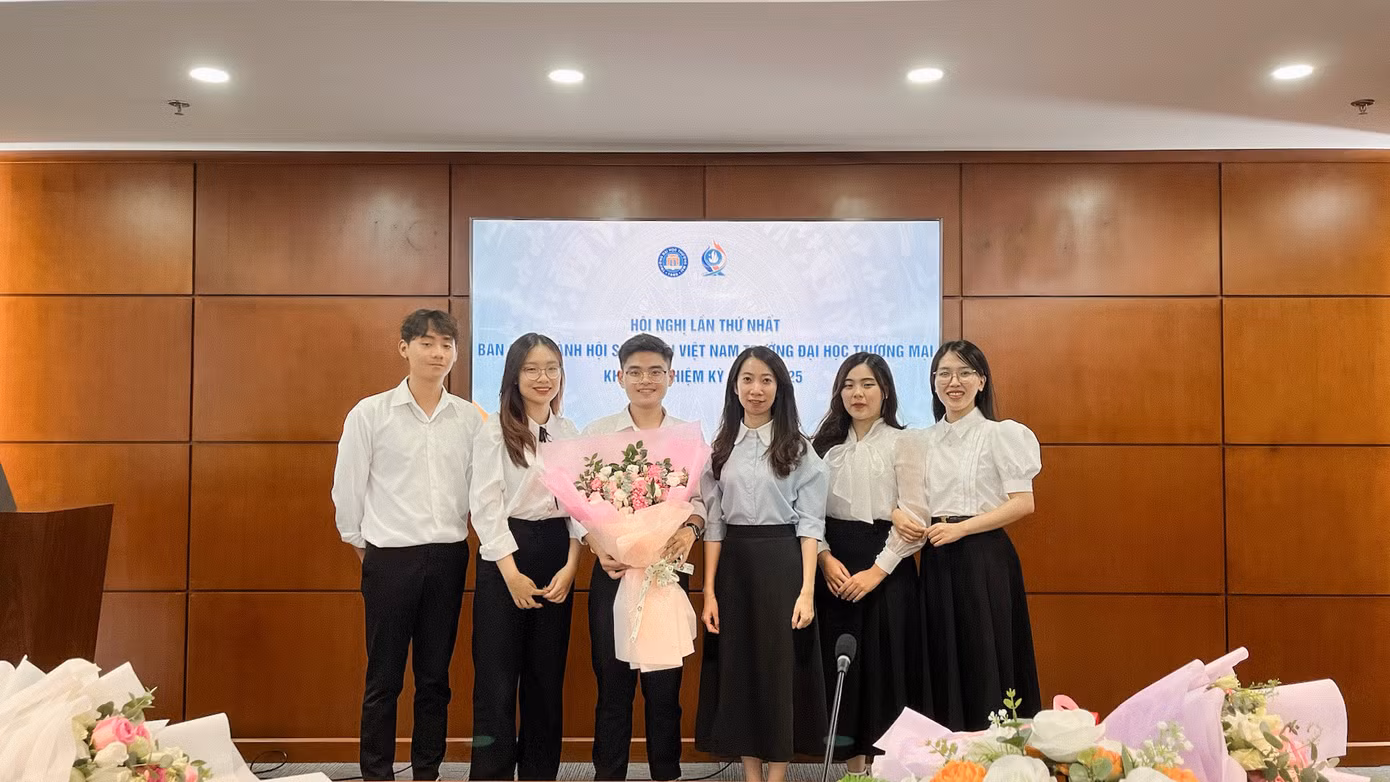Tại hội nghị lần thứ nhất bầu chức danh chủ chốt. Tại hội nghị lần thứ nhất bầu chức danh chủ chốt.