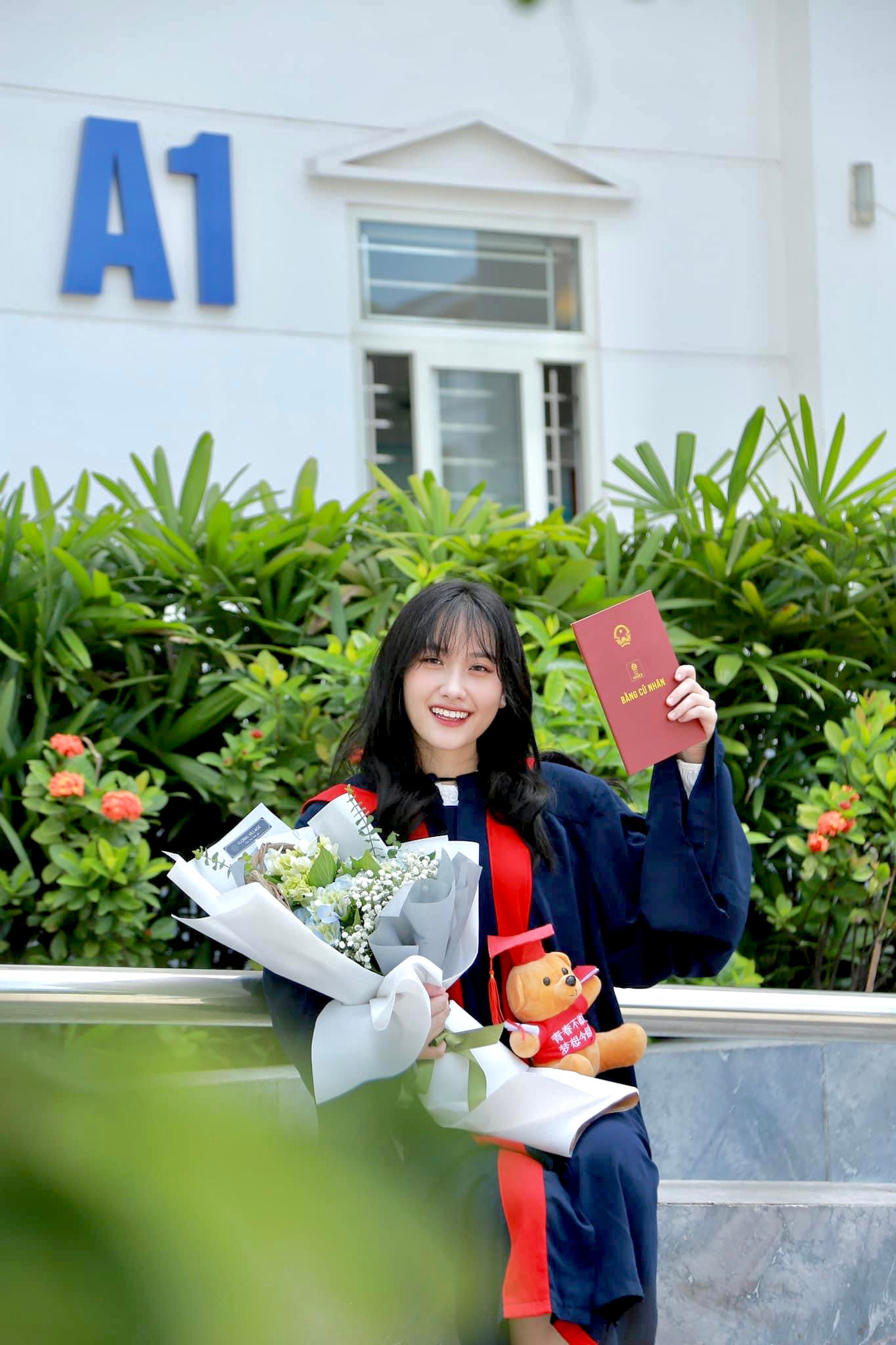 Ngày nữ MC nhận tấm bằng Cử nhân ngôn Ngữ Trung Quốc. Ngày nữ MC nhận tấm bằng Cử nhân ngôn Ngữ Trung Quốc.