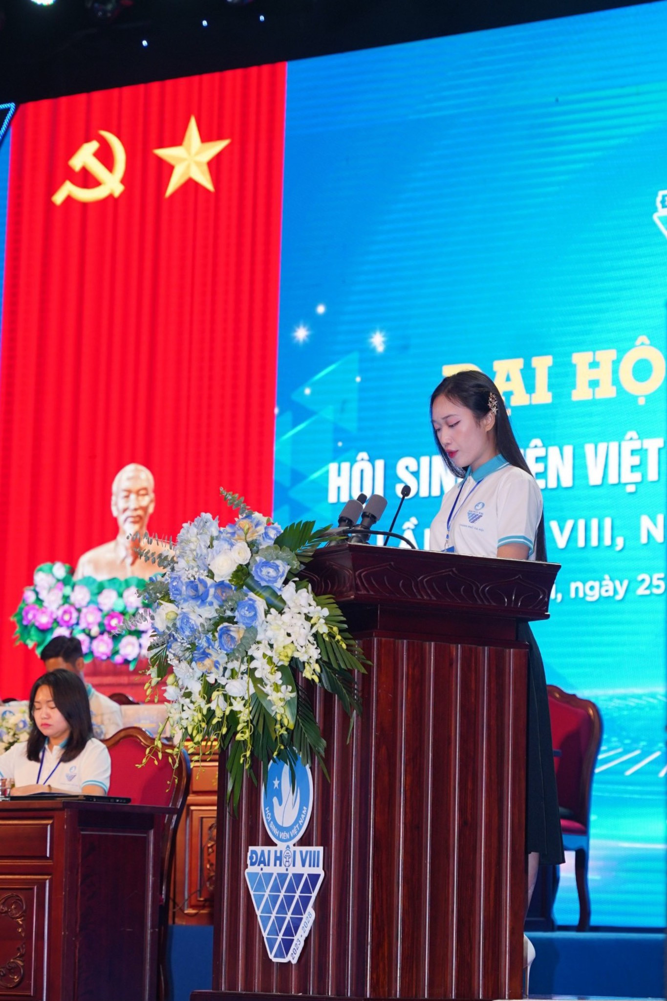 Vũ Ngọc điều hành Đại hội tại phiên thứ nhất. Vũ Ngọc điều hành Đại hội tại phiên thứ nhất.