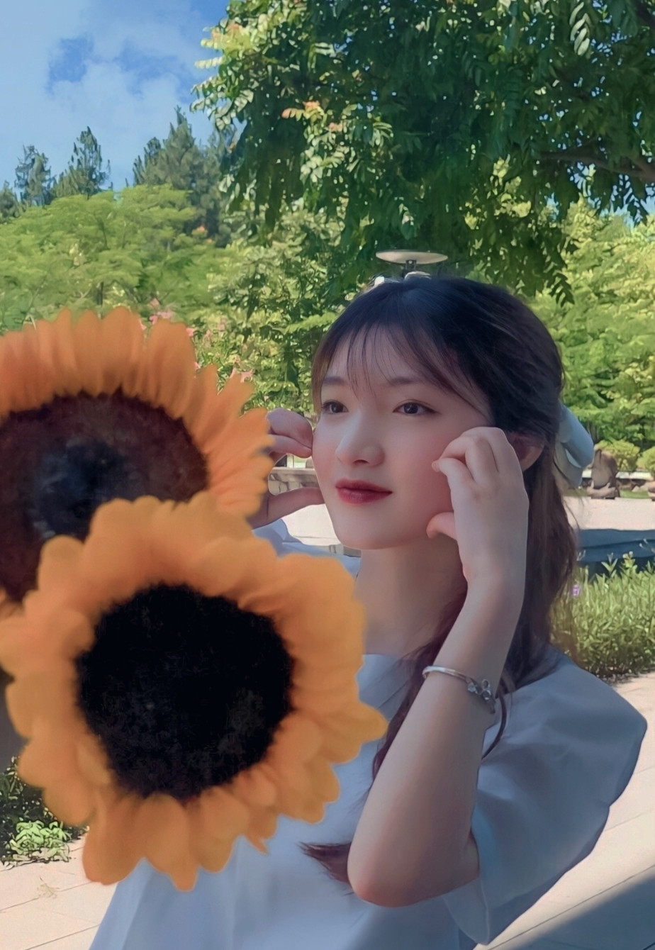 Bùi Thị Bảo Ngọc đang là sinh viên năm nhất, chuyên ngành Quản lý hoạt động Tư tưởng Văn hóa, Khoa Tuyên truyền tại Học viện Báo chí và Tuyên truyền.