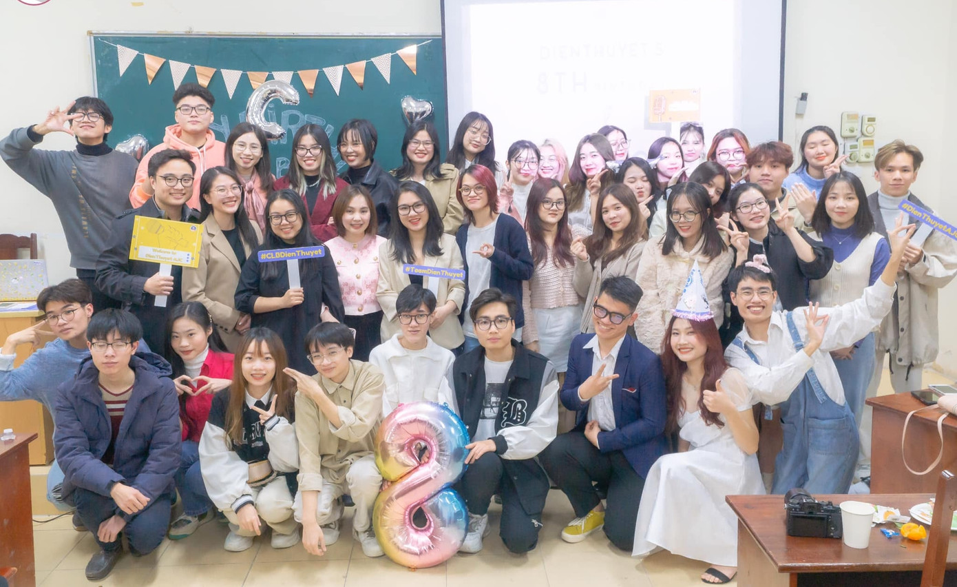 Bảo Ngọc tham gia sinh hoạt tại Câu lạc bộ.