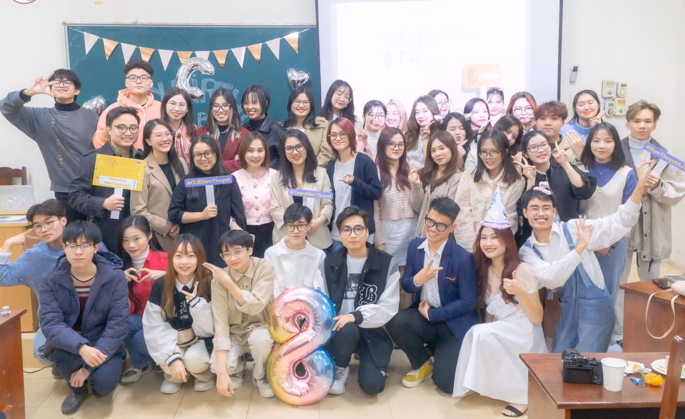 Bảo Ngọc tham gia sinh hoạt tại Câu lạc bộ.