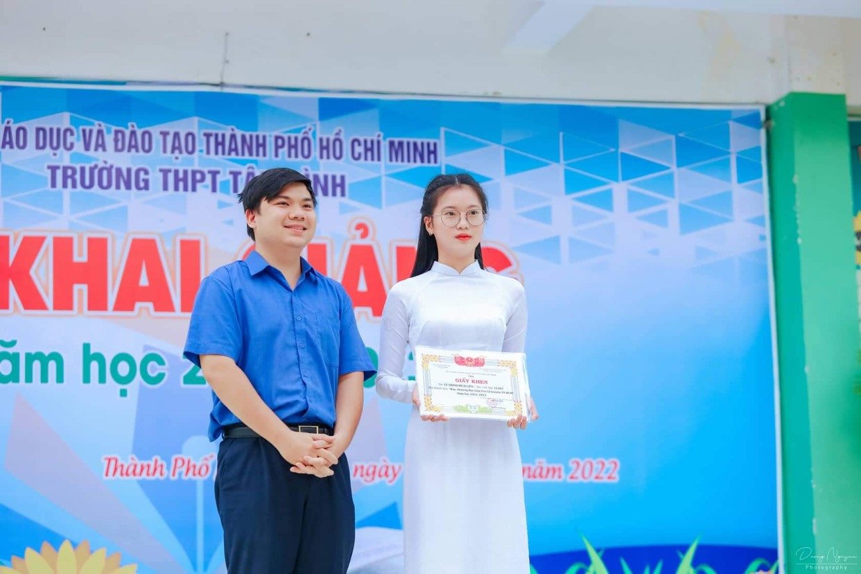 Bích Liên được khen thưởng tại Trường THPT Tân Bình. Bích Liên được khen thưởng tại Trường THPT Tân Bình.