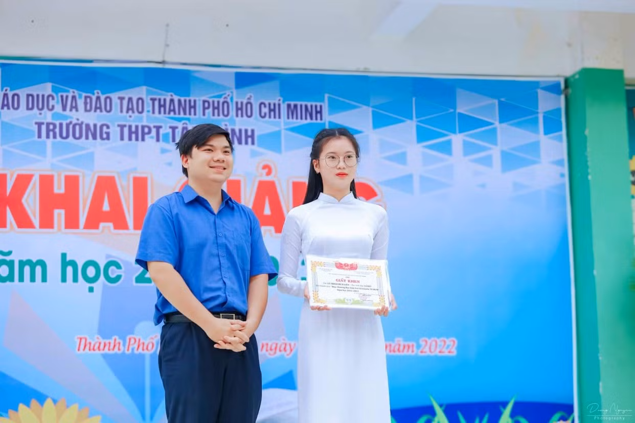 Bích Liên được khen thưởng tại Trường THPT Tân Bình.