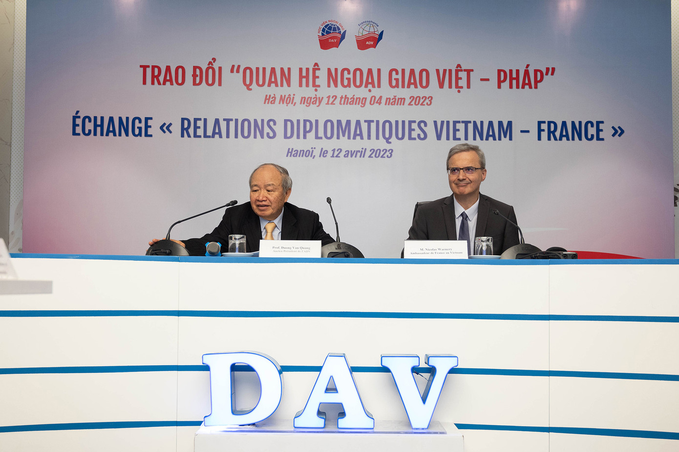 PGS, TS. Dương Văn Quảng (bên trái) và Đại sứ Pháp tại Việt Nam ông Nicolas Warnery. PGS, TS. Dương Văn Quảng (bên trái) và Đại sứ Pháp tại Việt Nam ông Nicolas Warnery.