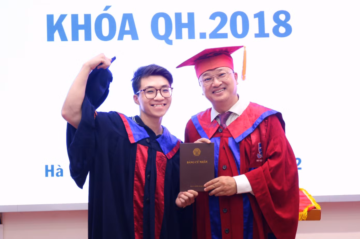 Quốc Dũng chụp ảnh cùng TS. Đỗ Tuấn Minh - Chủ tịch Hội đồng trường Đại học Ngoại ngữ, ĐHQGHN.