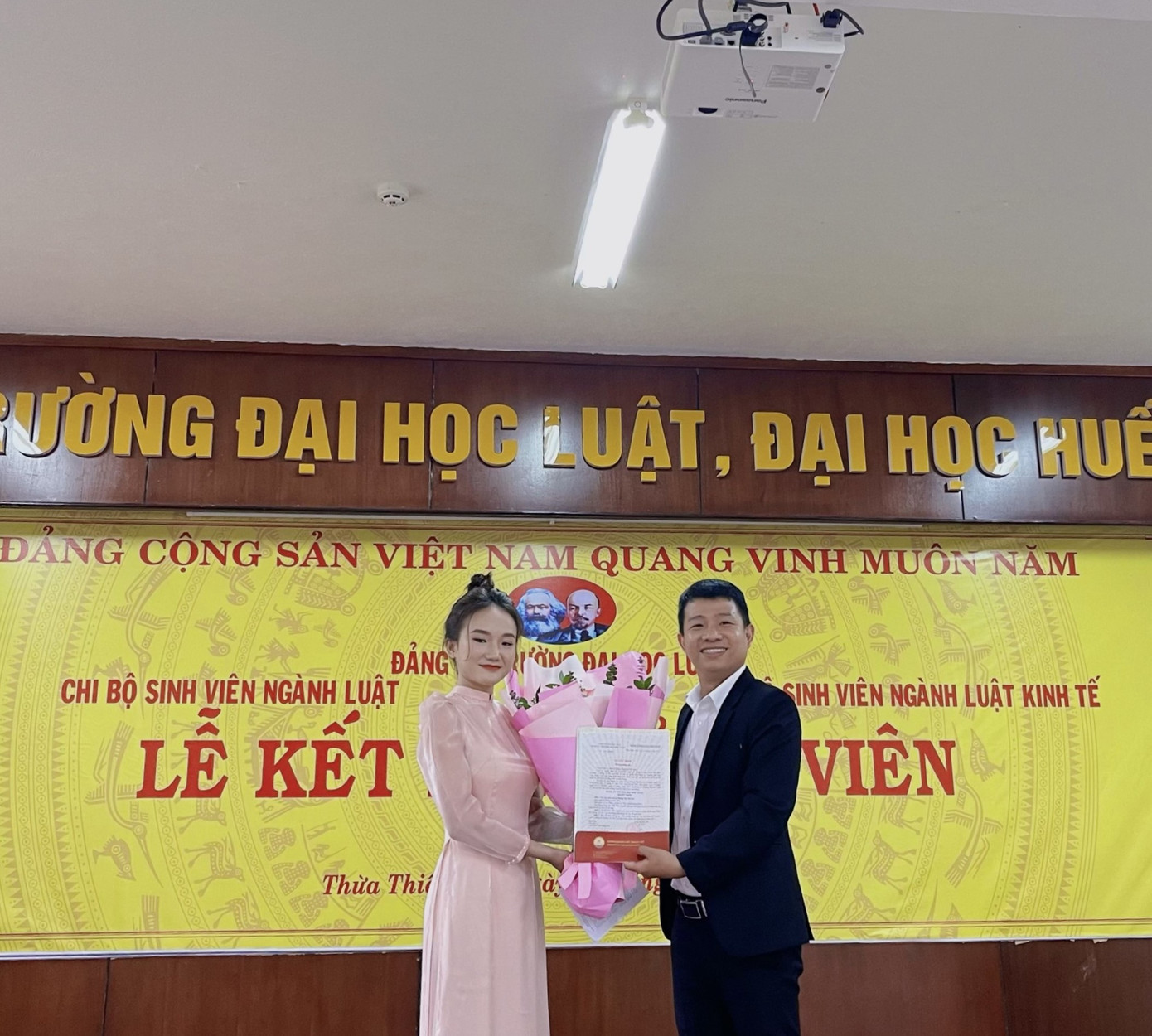 Vinh dự được kết nạp vào hàng ngũ của Đảng Cộng sản Việt Nam. Vinh dự được kết nạp vào hàng ngũ của Đảng Cộng sản Việt Nam.