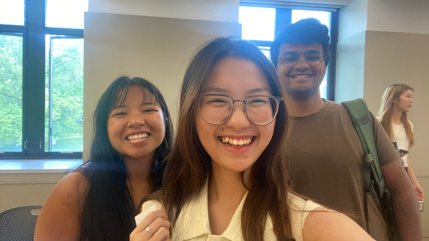 Thu Hà cùng các bạn tại lớp học dự thính.