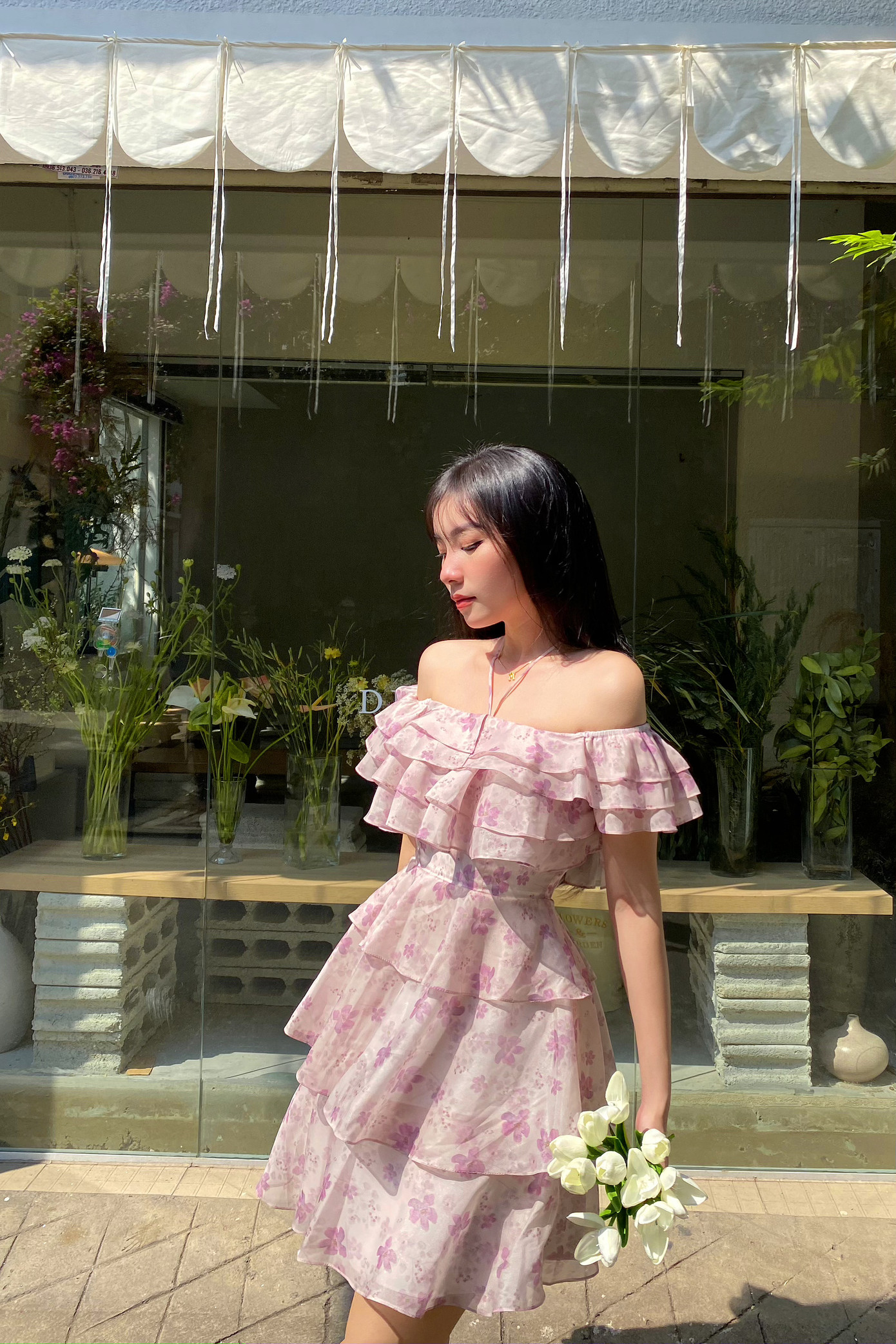 Trà My với nét đẹp dịu dàng trong sản phẩm thiết kế của cửa hàng thời trang. Trà My với nét đẹp dịu dàng trong sản phẩm thiết kế của cửa hàng thời trang.