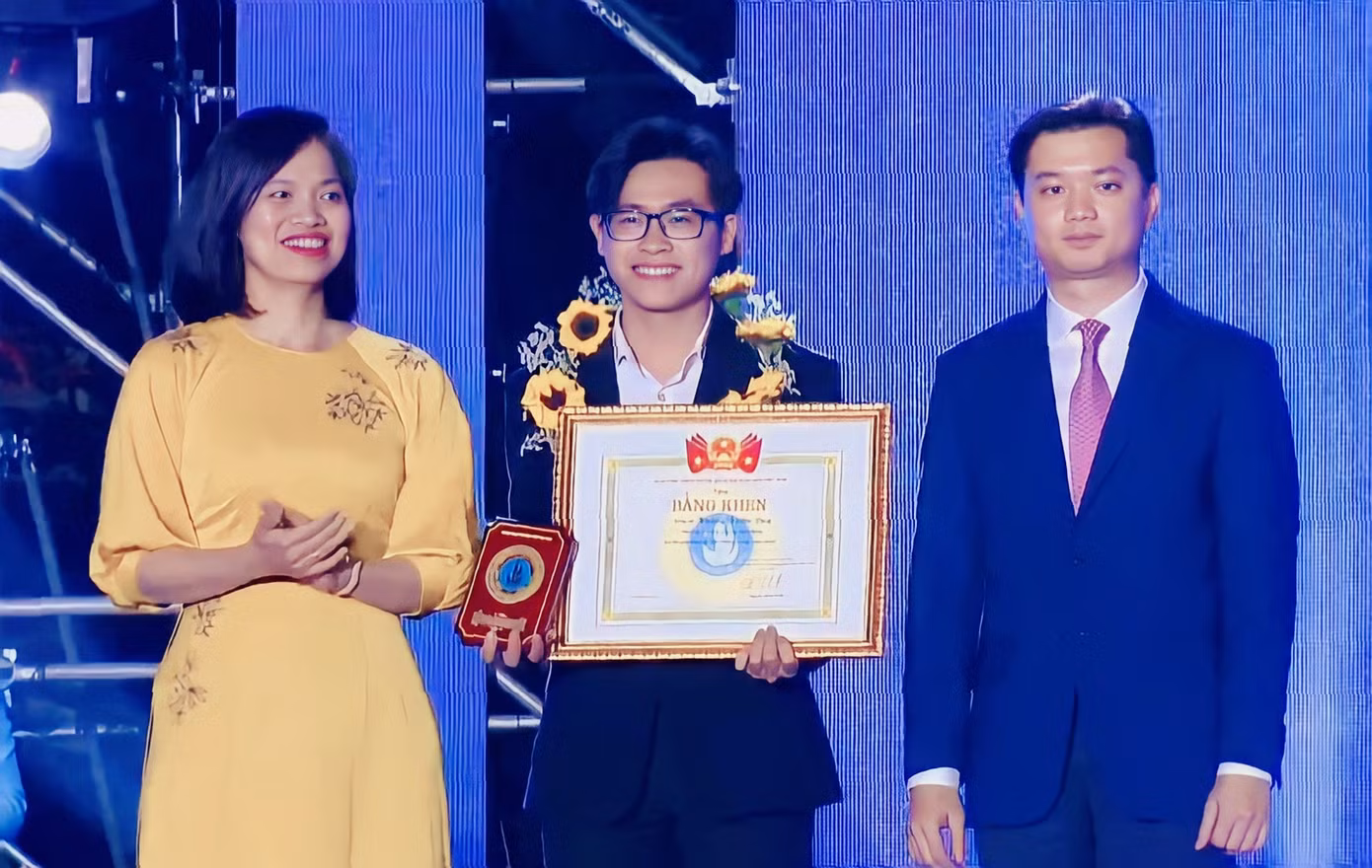 Xuân Duy vinh dự nhận Giải thưởng Sao Tháng Giêng do Trung ương Hội Sinh viên Việt Nam trao tặng.