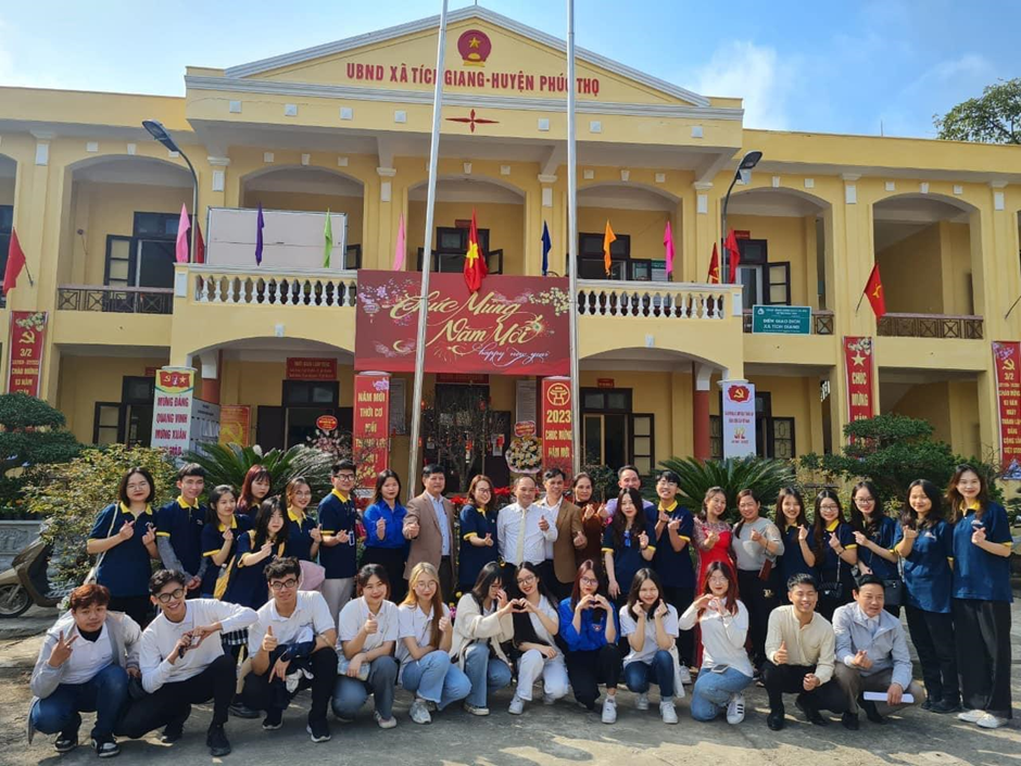 Câu lạc bộ Thẩm định giá và Kinh doanh bất động sản với hoạt động tình nguyện. Câu lạc bộ Thẩm định giá và Kinh doanh bất động sản với hoạt động tình nguyện.