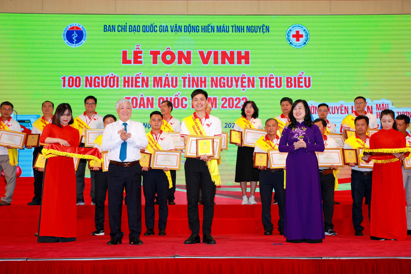 Nhận tôn vinh 100 người hiến máu tiêu biểu toàn quốc.