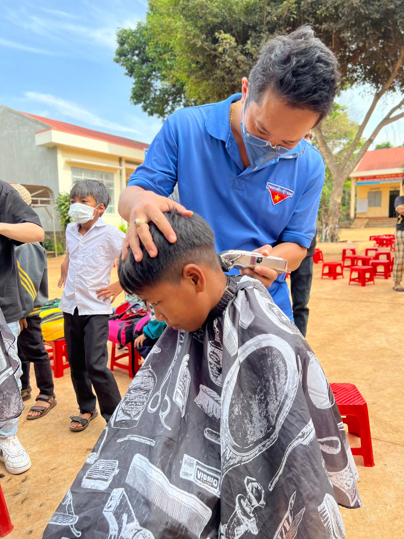 Chương trình tặng quà, cắt tóc miễn phí cho học sinh có hoàn cảnh khó khăn.