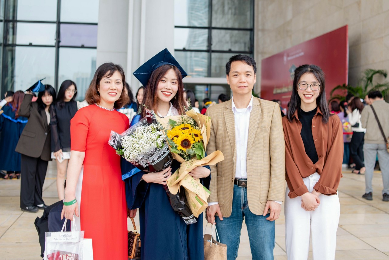 Mai Anh cùng bố mẹ dự lễ tốt nghiệp của chị gái. Mai Anh cùng bố mẹ dự lễ tốt nghiệp của chị gái.