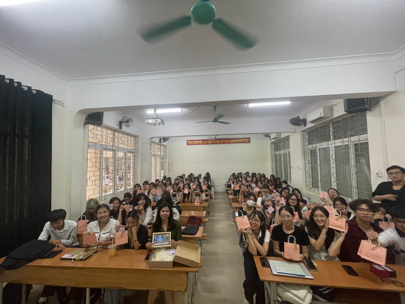 Hải Anh cùng các bạn sinh viên tại lớp đại học.