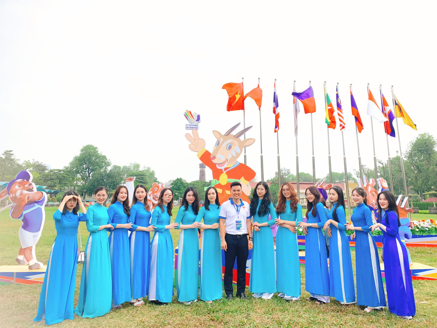 Bảo Ngọc (thứ 3 từ phải sang) tham gia phục vụ SEA Games 31.