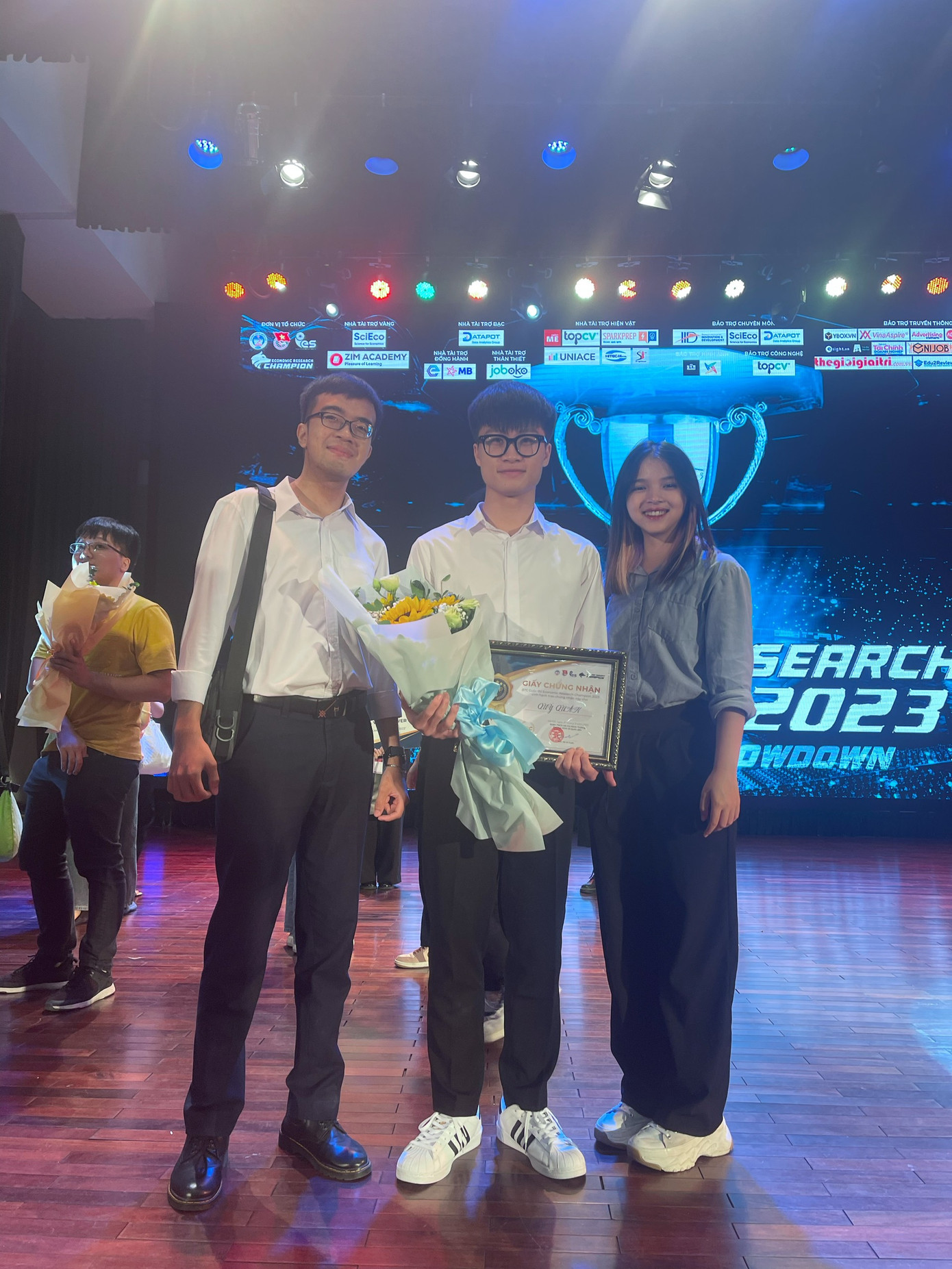 Thanh Tùng cùng hai người anh chị tại đêm chung kết cuộc thi Economic Research Champion 2023.