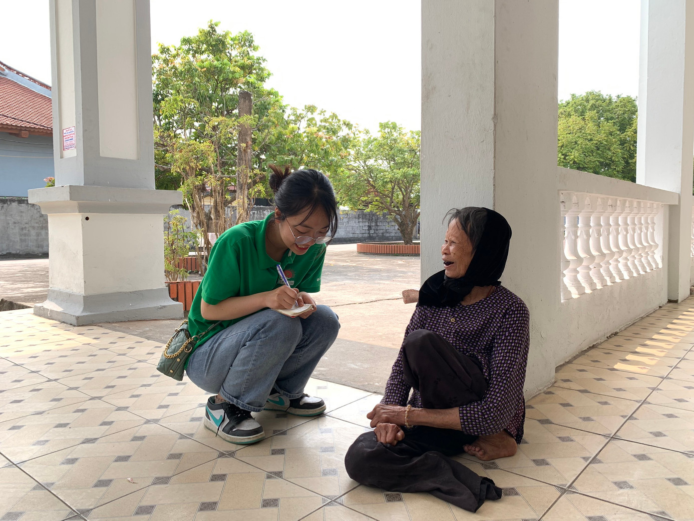 Phương Lan ghi lại mong ước của cụ bệnh nhận Phong tại Bệnh Viện Phong Văn Môn Thái Bình.