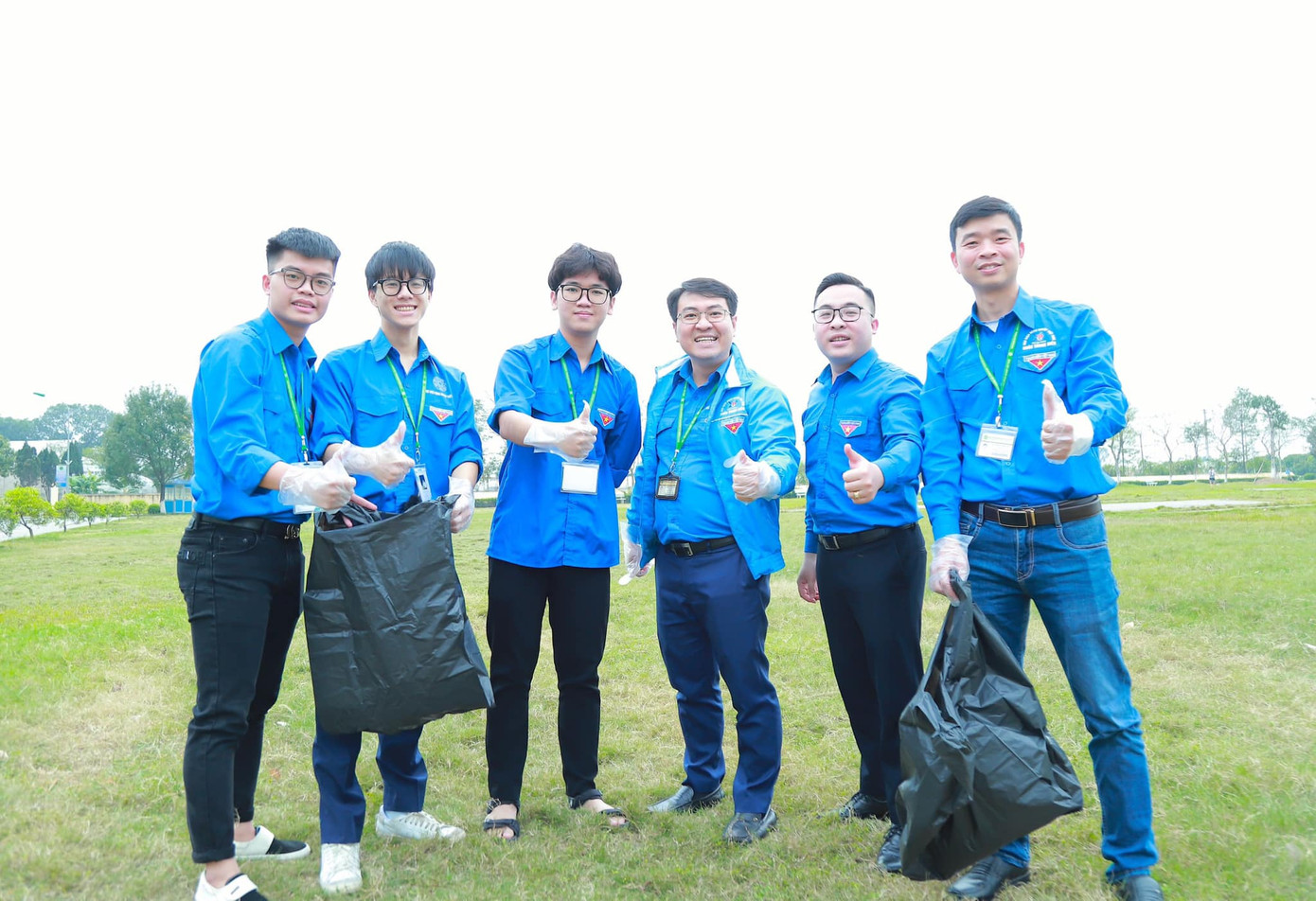 Hoàng Anh Đức (đứng thứ 3 từ trái sang) tham gia hưởng ứng thứ 6 Xanh của Học viện Nông nghiệp Việt Nam. Hoàng Anh Đức (đứng thứ 3 từ trái sang) tham gia hưởng ứng thứ 6 Xanh của Học viện Nông nghiệp Việt Nam.