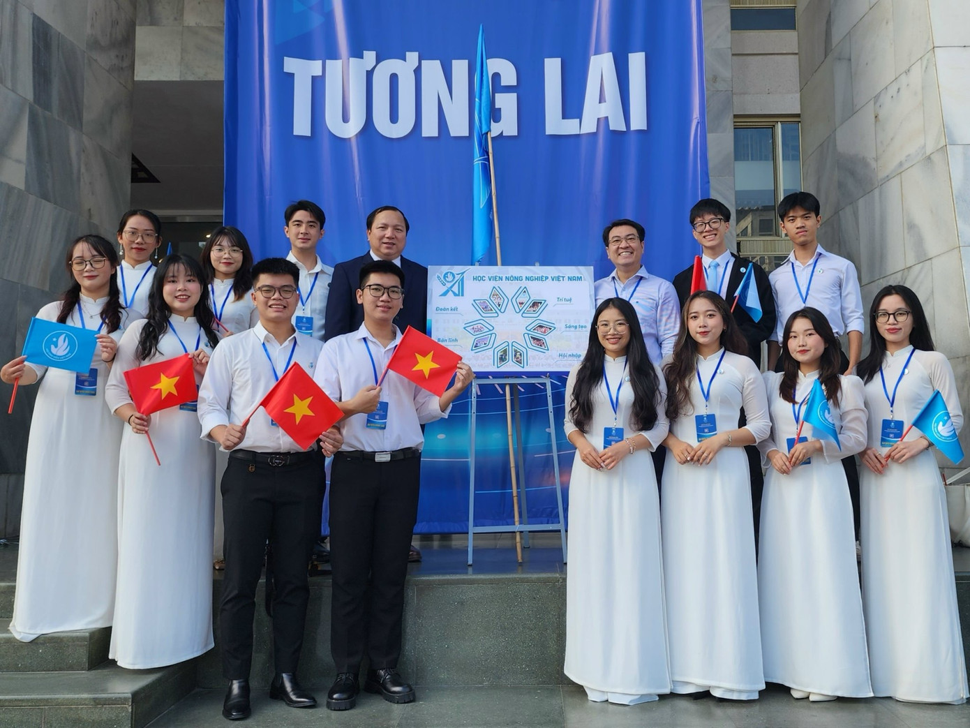 Hoàng Anh Đức (đứng giữa) tham gia Đại hội Hội Sinh viên thành phố Hà Nội. Hoàng Anh Đức (đứng giữa) tham gia Đại hội Hội Sinh viên thành phố Hà Nội.